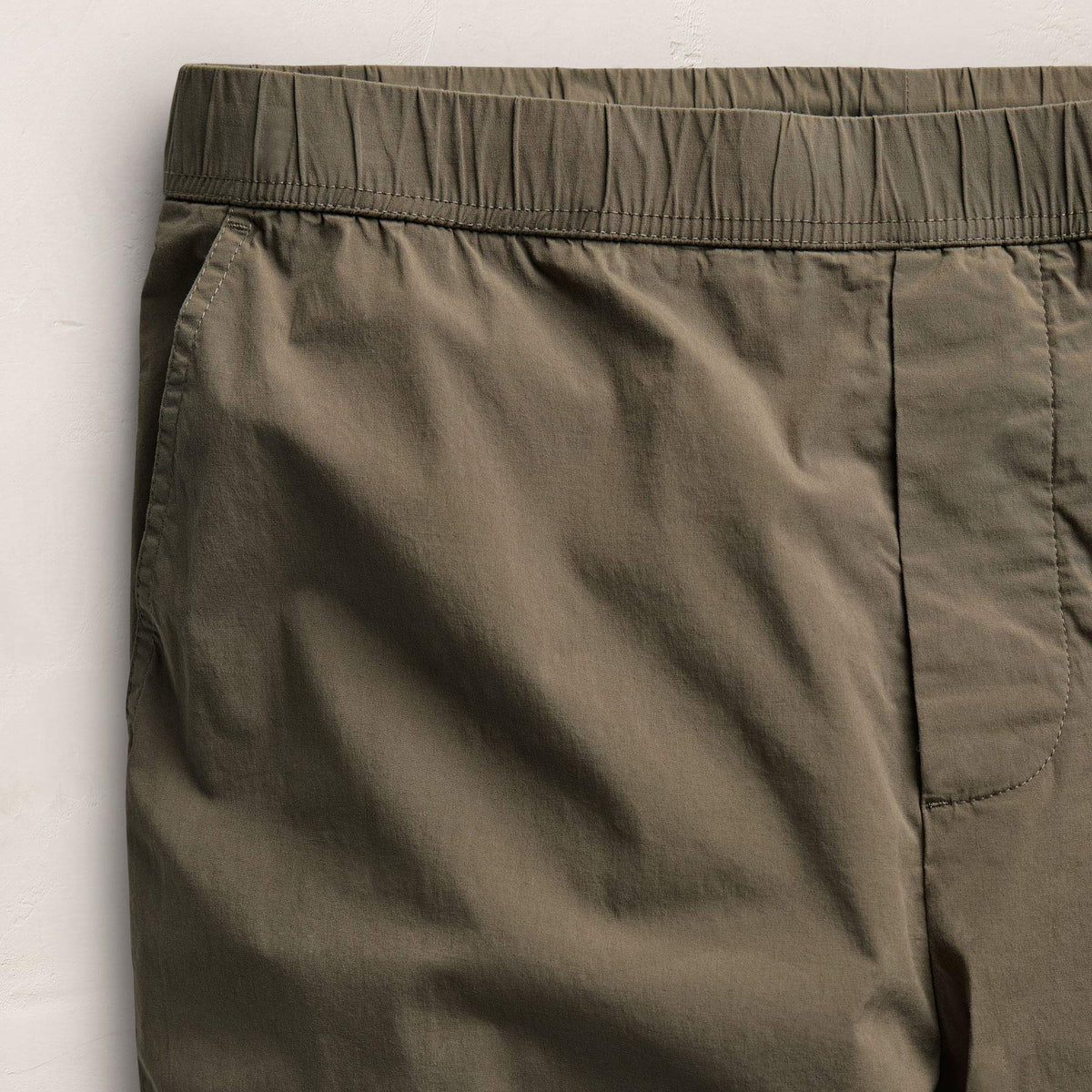 Stretch Poplin Drawstring Pant in Light Olive | James Perse Los Angeles