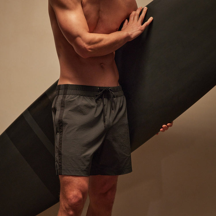 Stretch Rip Stop Stripe Short in Carbon/Black | James Perse Los Angeles