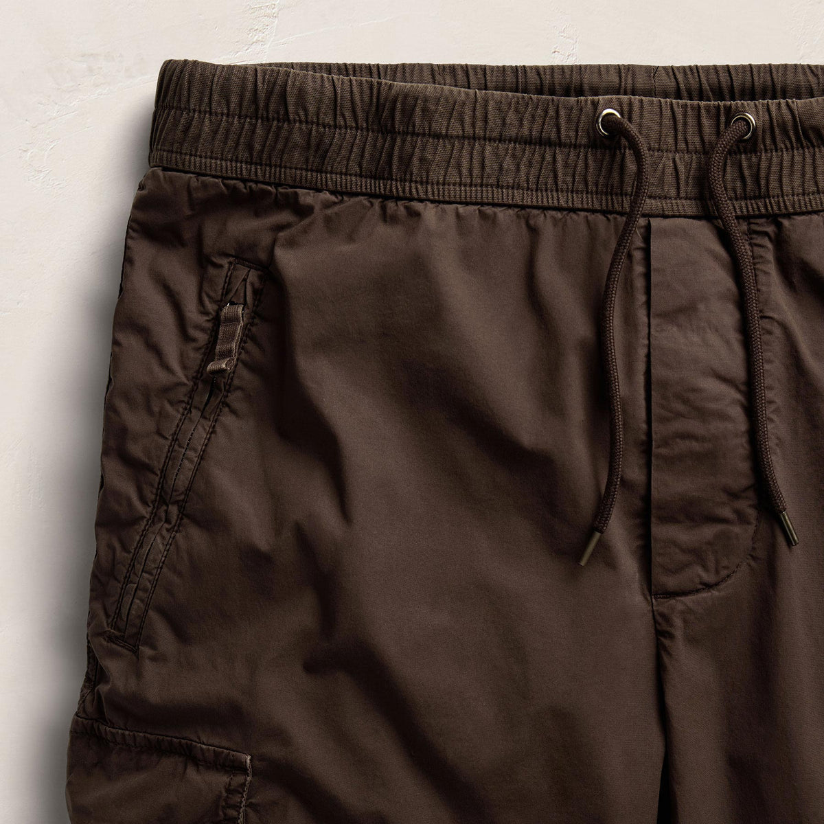 Parachute Poplin Cargo Short in Bark Pigment | James Perse Los Angeles