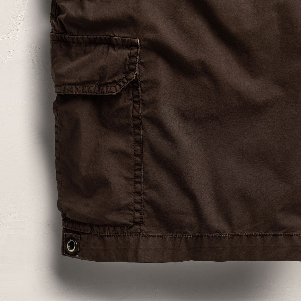 Parachute Poplin Cargo Short in Bark Pigment | James Perse Los Angeles