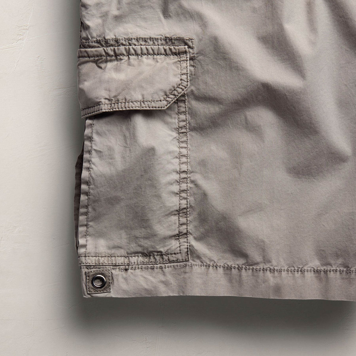 Parachute Poplin Cargo Short in Fog Pigment | James Perse Los Angeles