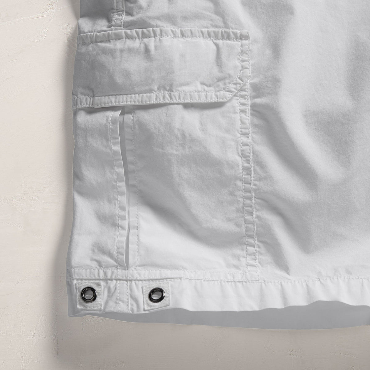 Parachute Poplin Cargo Short in White | James Perse Los Angeles