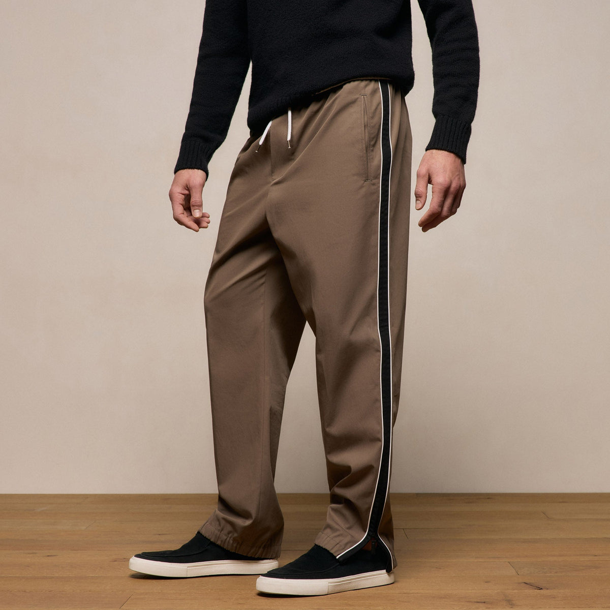 Elevated Cotton Twill Track Pant in Light Olive/Black/White | James Perse Los Angeles