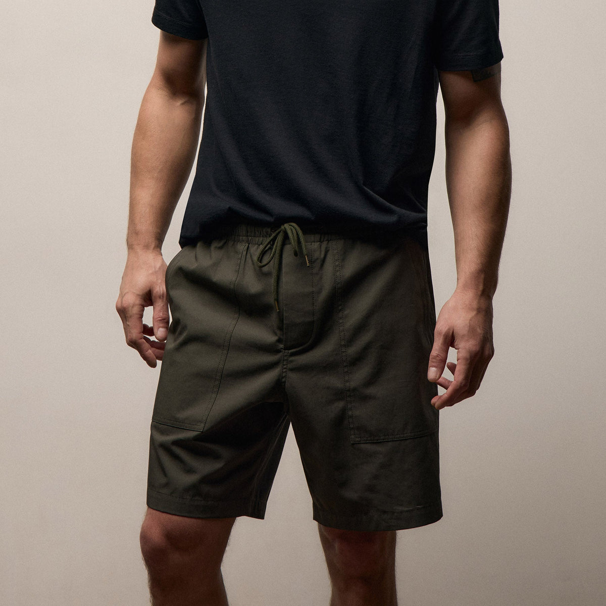 Fine Cotton Twill Patch Pocket Short In Dark Olive | James Perse Los Angeles