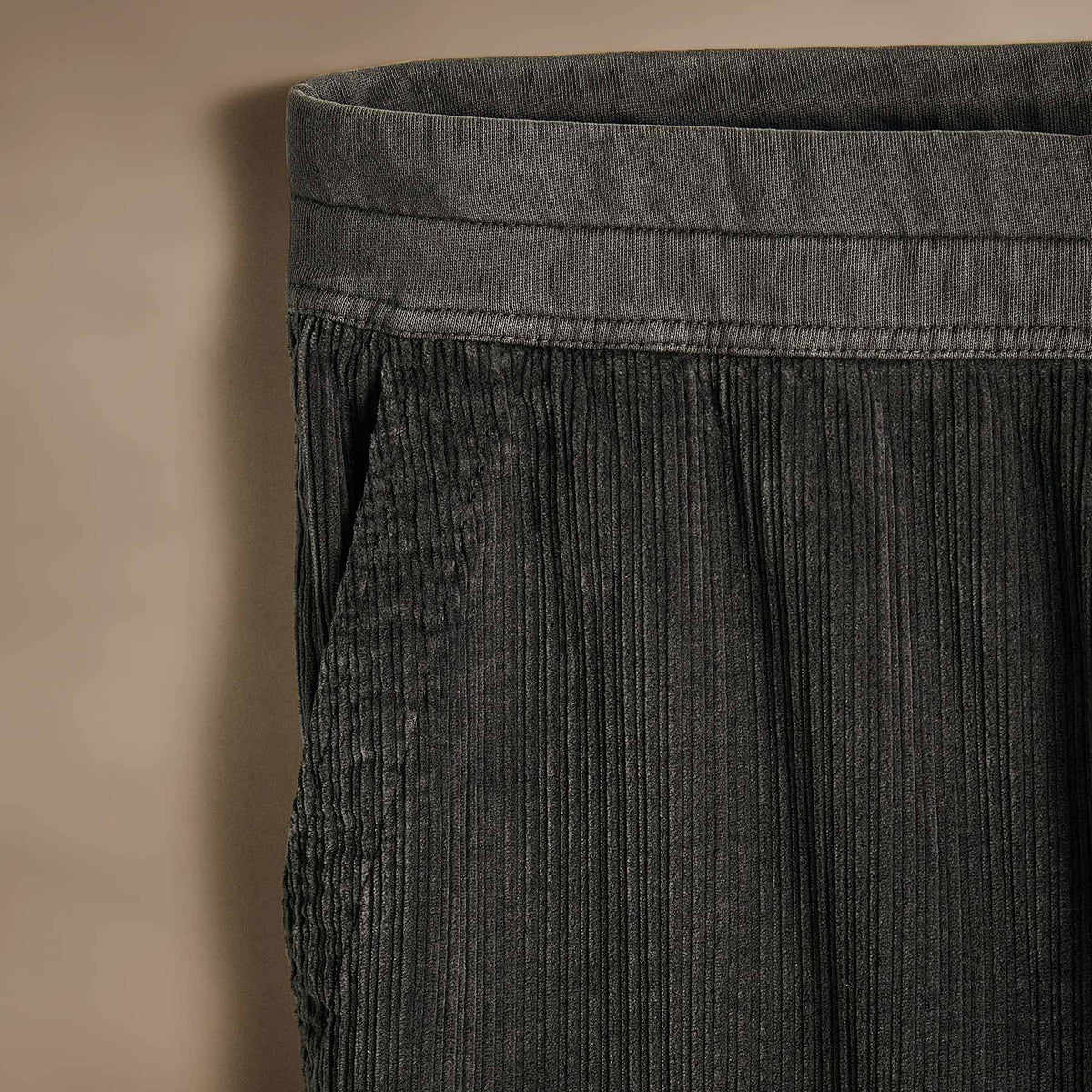 Corduroy Pant in Magma Pigment | James Perse Los Angeles