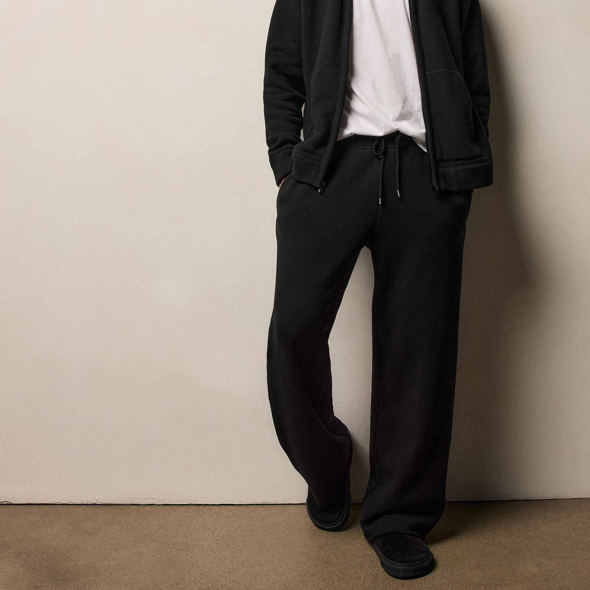 Cozy Fleece Sweat Pant in Black in Black | James Perse Los Angeles