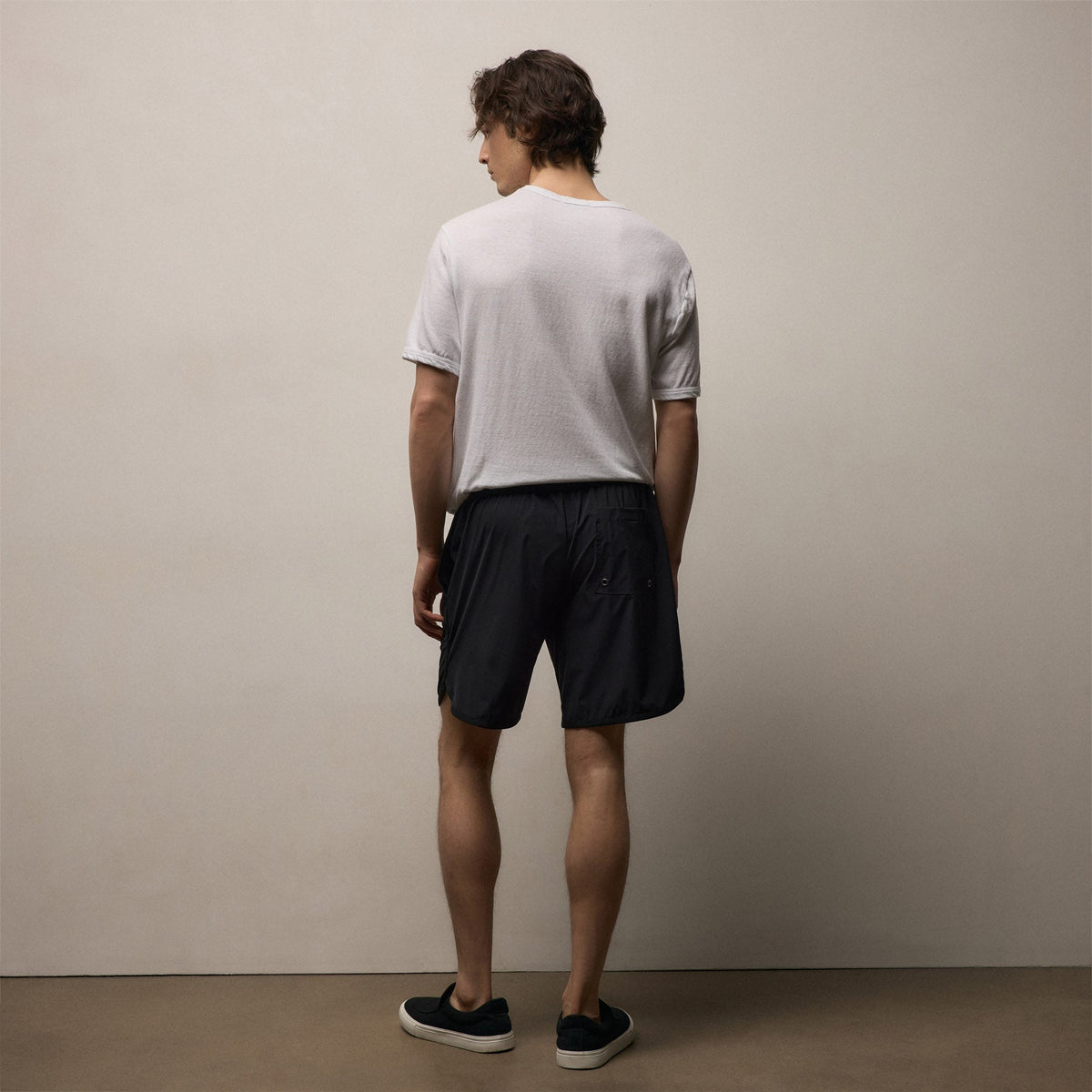 Curved Hem Boardshort in Black/Black | James Perse Los Angeles
