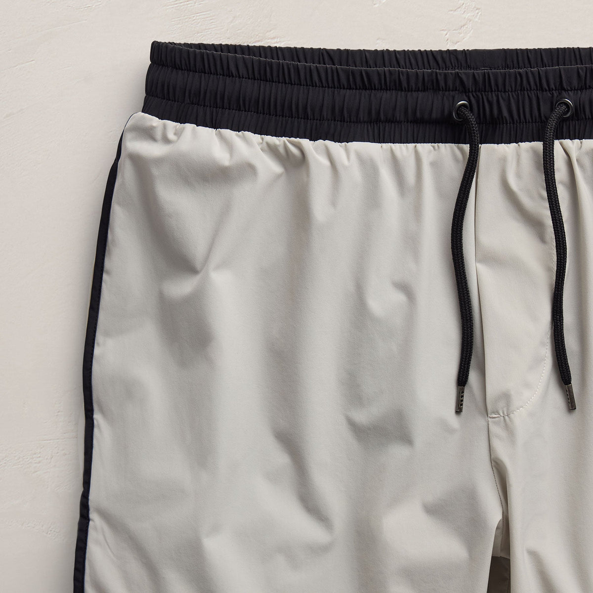 Retro Boardshort in Salt/Black | James Perse Los Angeles