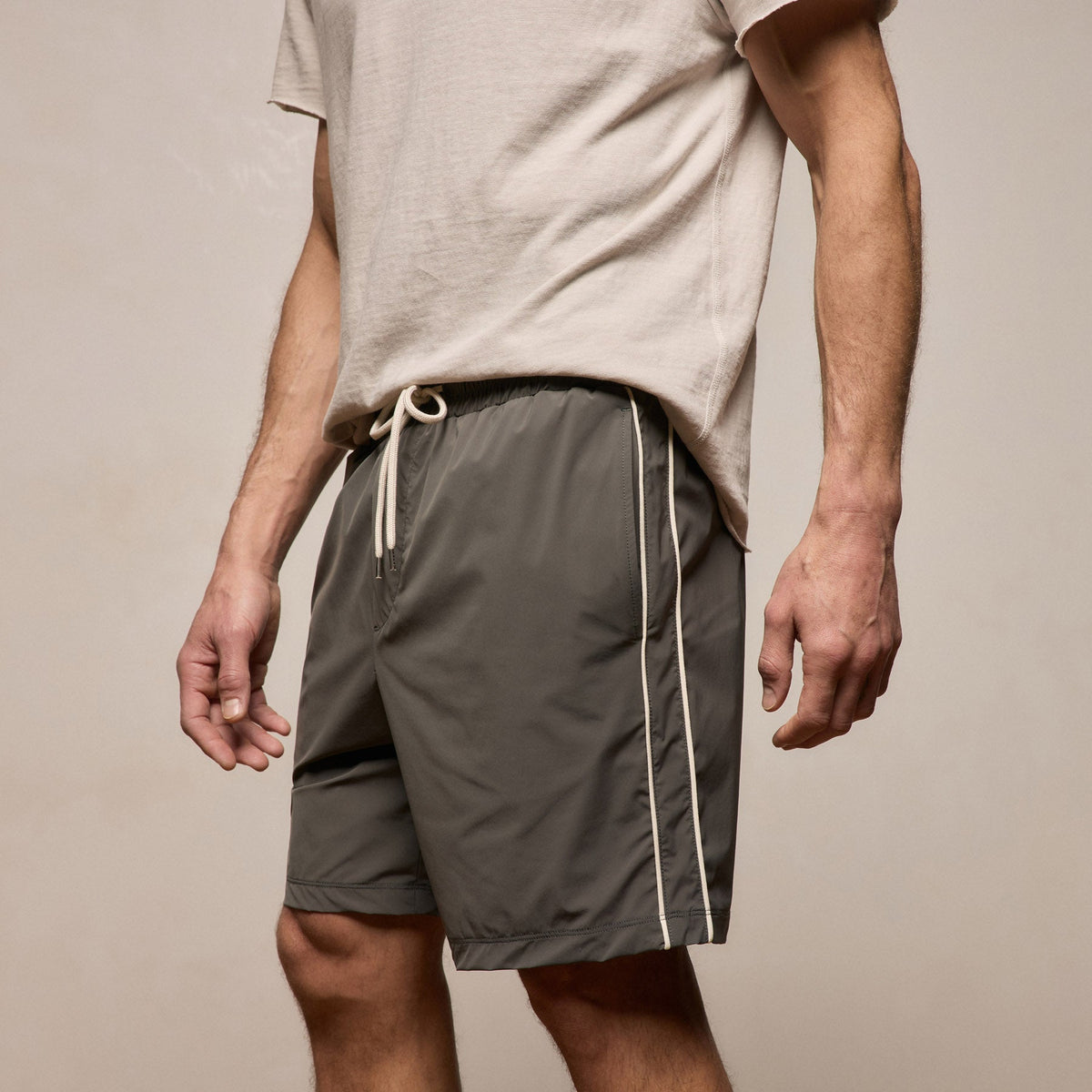 Contrast Piped Boardshort in Granite/Ivory | James Perse Los Angeles