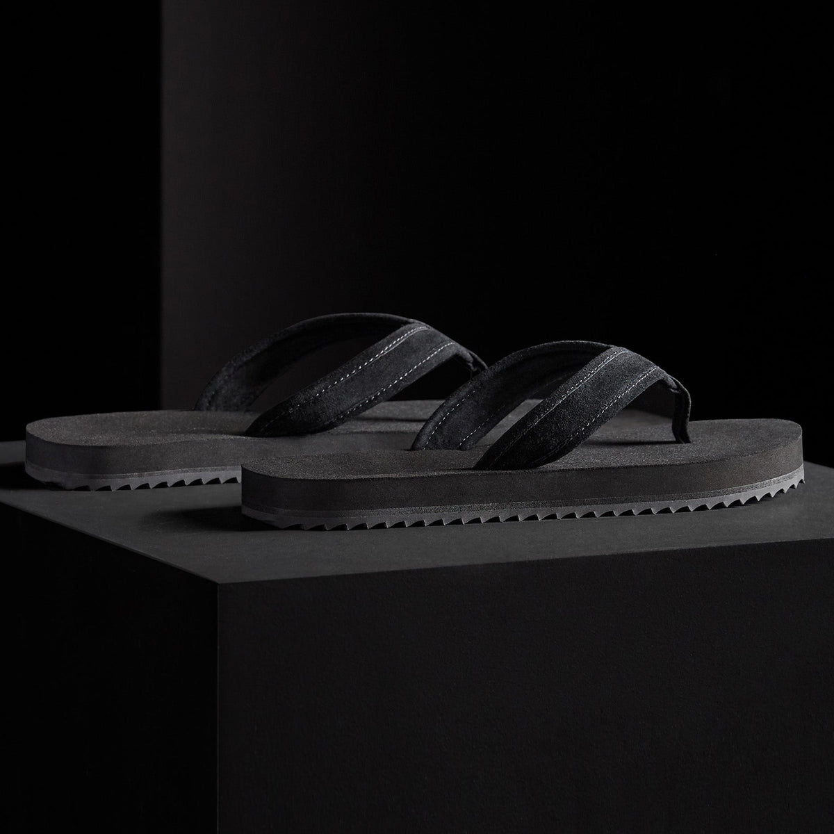 Men's Suede Flip Flop in Black | James Perse Los Angeles