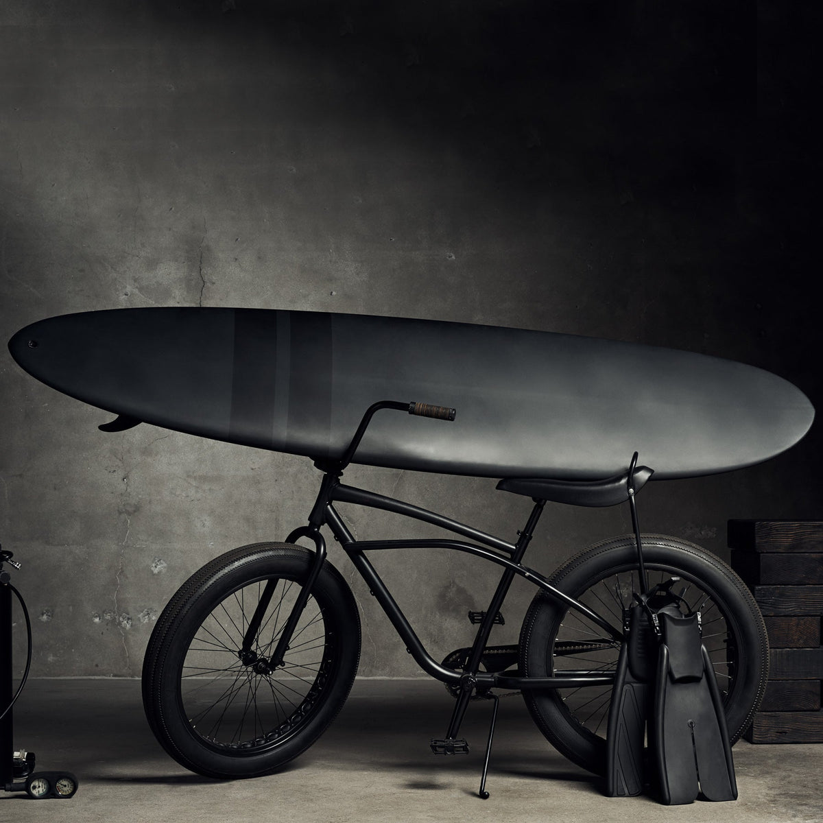Classic Longboard  7' X 10" In Matte Black & Black Stripe | James Perse Los Angeles