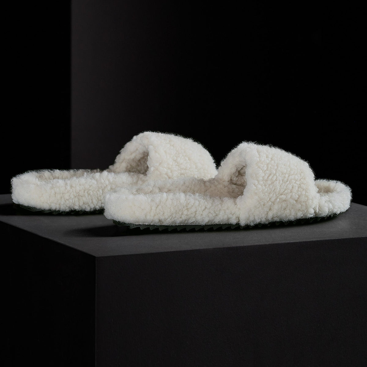 Women's Simple Strap Shearling Slide in Ivory | James Perse Los Angeles