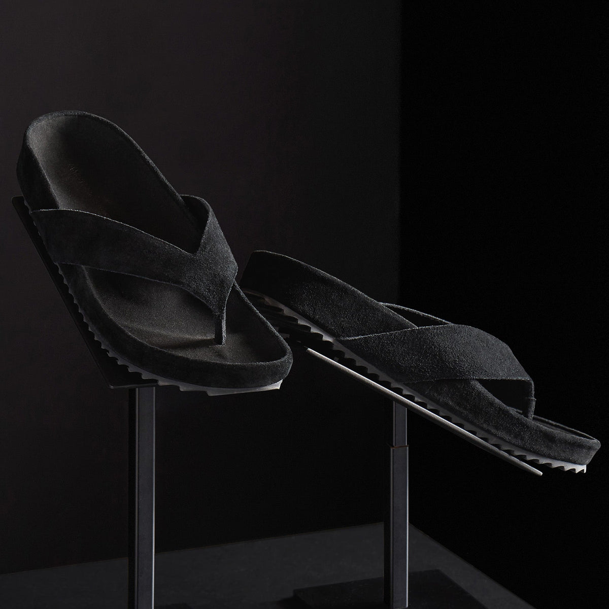 Women's Suede Flip Flop in Black | James Perse Los Angeles