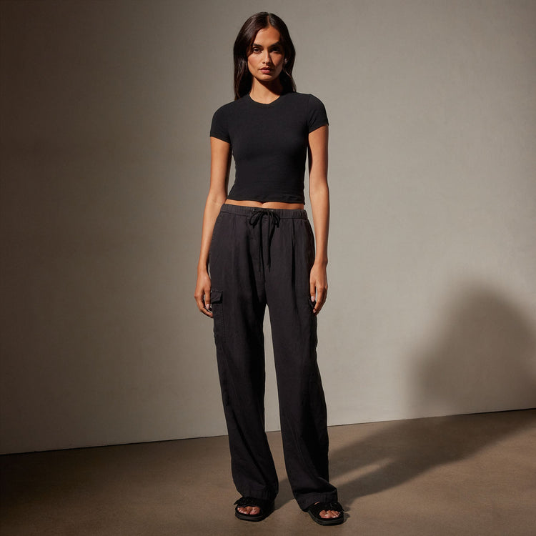 Cotton Twill Pleated Cargo in Black | James Perse Los Angeles