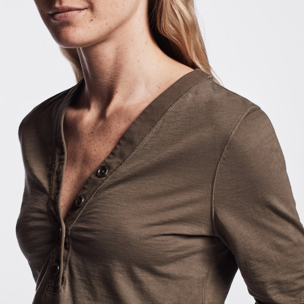 Featherweight Jersey Henley In Army Green | James Perse Los Angeles