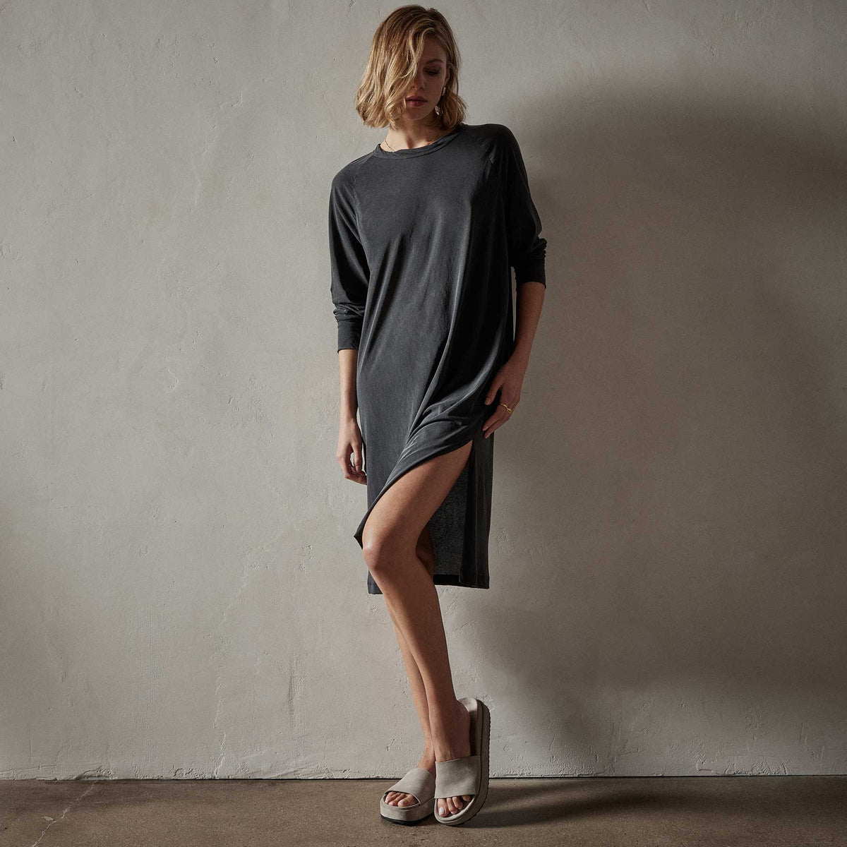 Relaxed Raglan Dress in Magma Pigment | James Perse Los Angeles