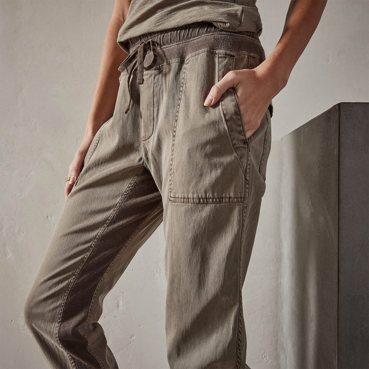Mixed Media Pant in Ammo Pigment | James Perse Los Angeles