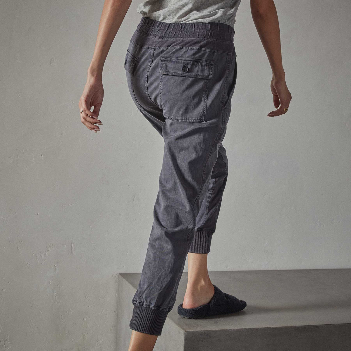 Mixed Media Pant in Titan Pigment | James Perse Los Angeles