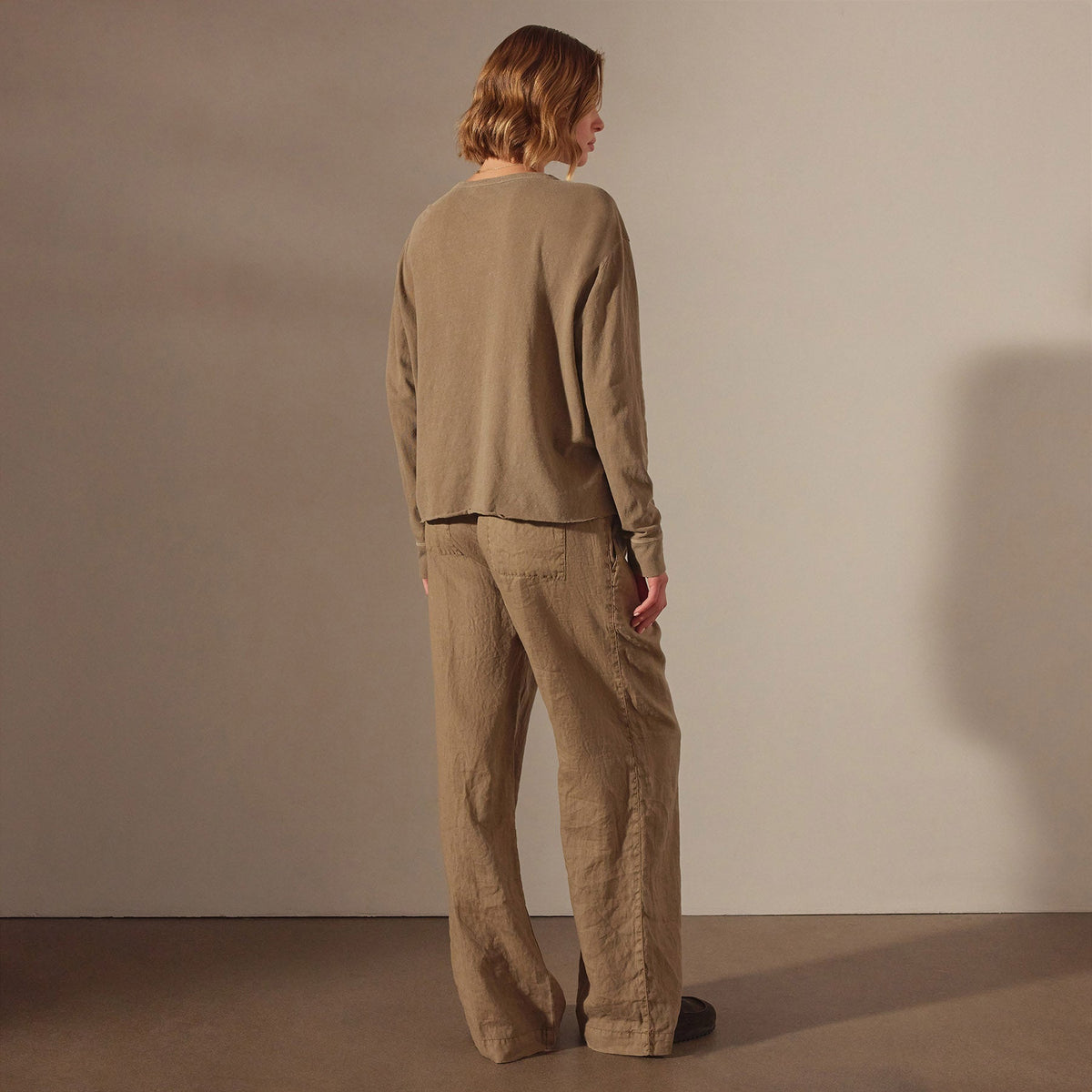 Long Sleeve Boxy Slub Top in Cashew Pigment | James Perse Los Angeles