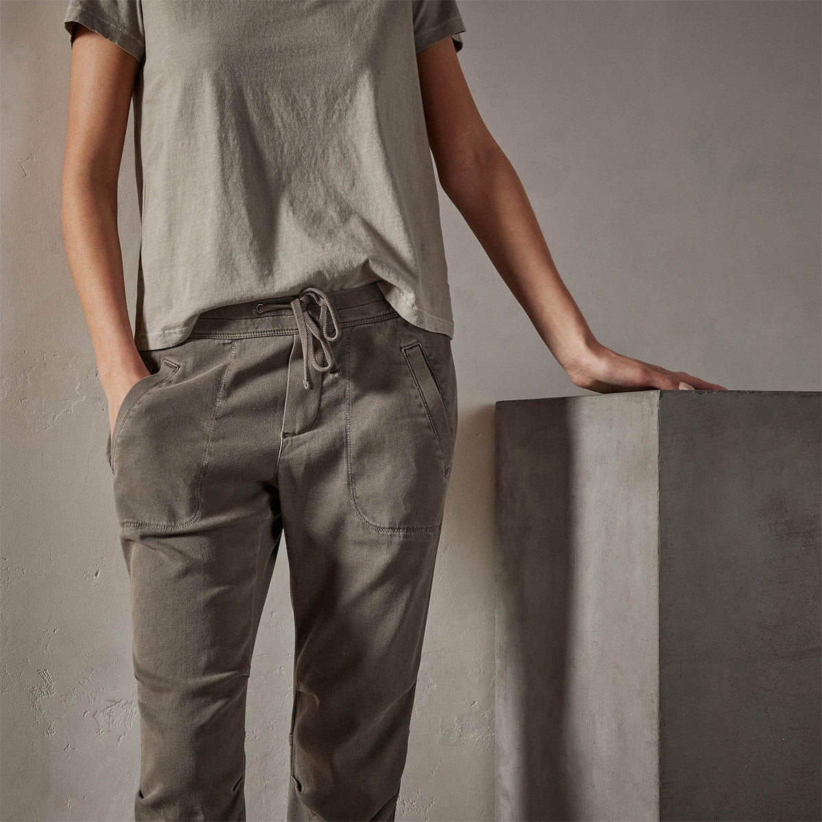 Soft Drape Pant in River Rock Pigment | James Perse Los Angeles 