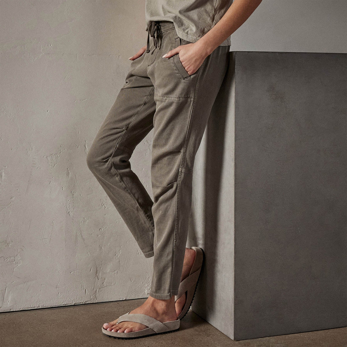 Soft Drape Pant in River Rock Pigment | James Perse Los Angeles 