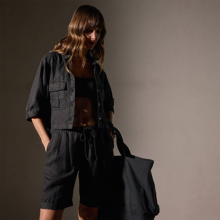 Pocket Cropped Shirt in Black | James Perse Los Angeles