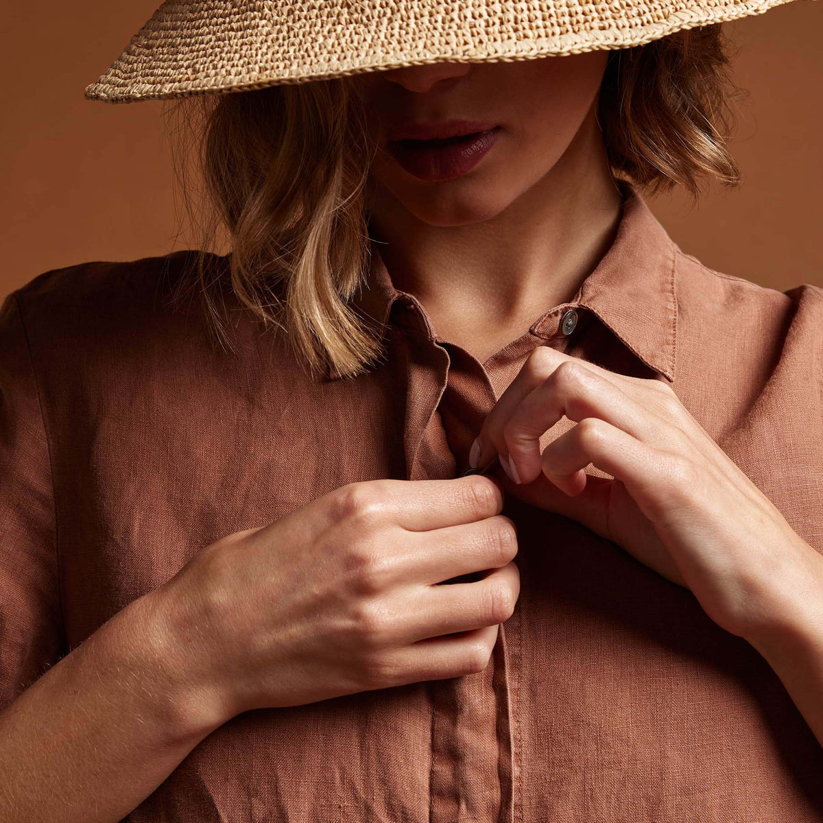 Short Sleeve Linen Shirt in Nutmeg Pigment | James Perse Los Angeles