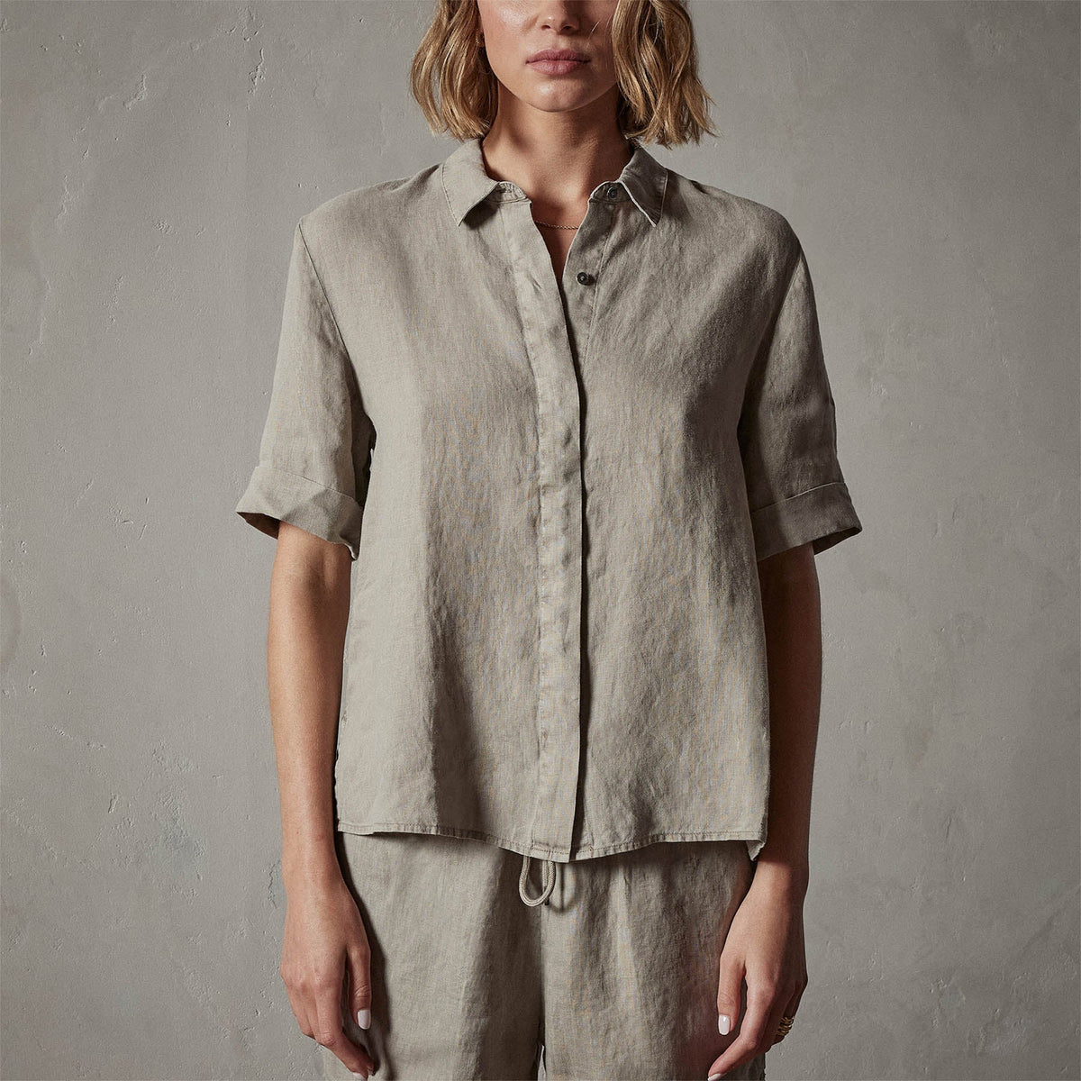 Lightweight Linen Short Sleeve Shirt in Silt Pigment | James Perse Los Angeles
