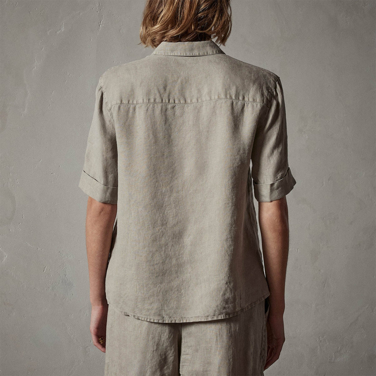 Lightweight Linen Short Sleeve Shirt in Silt Pigment | James Perse Los Angeles