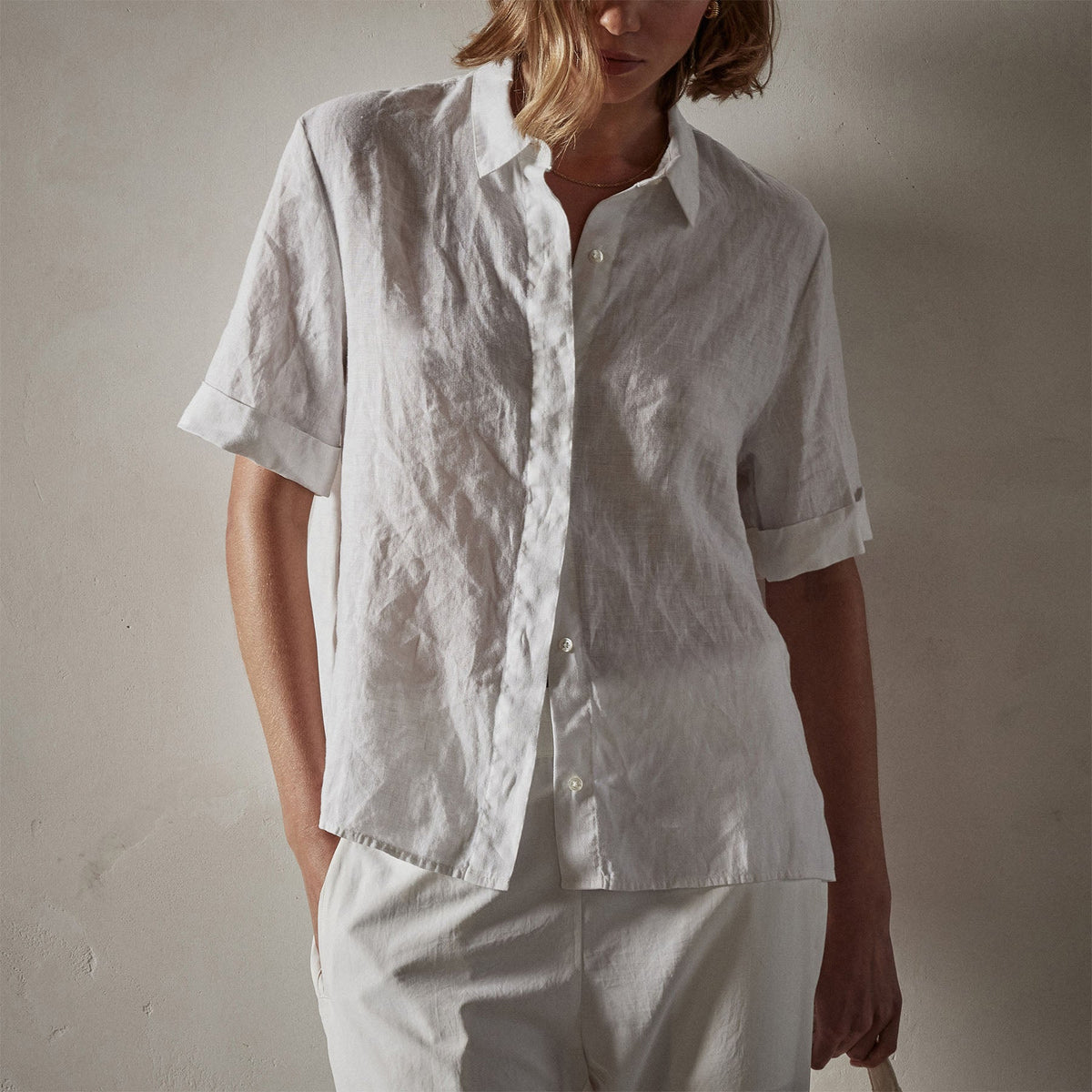 Lightweight Linen Short Sleeve Shirt in White | James Perse Los Angeles
