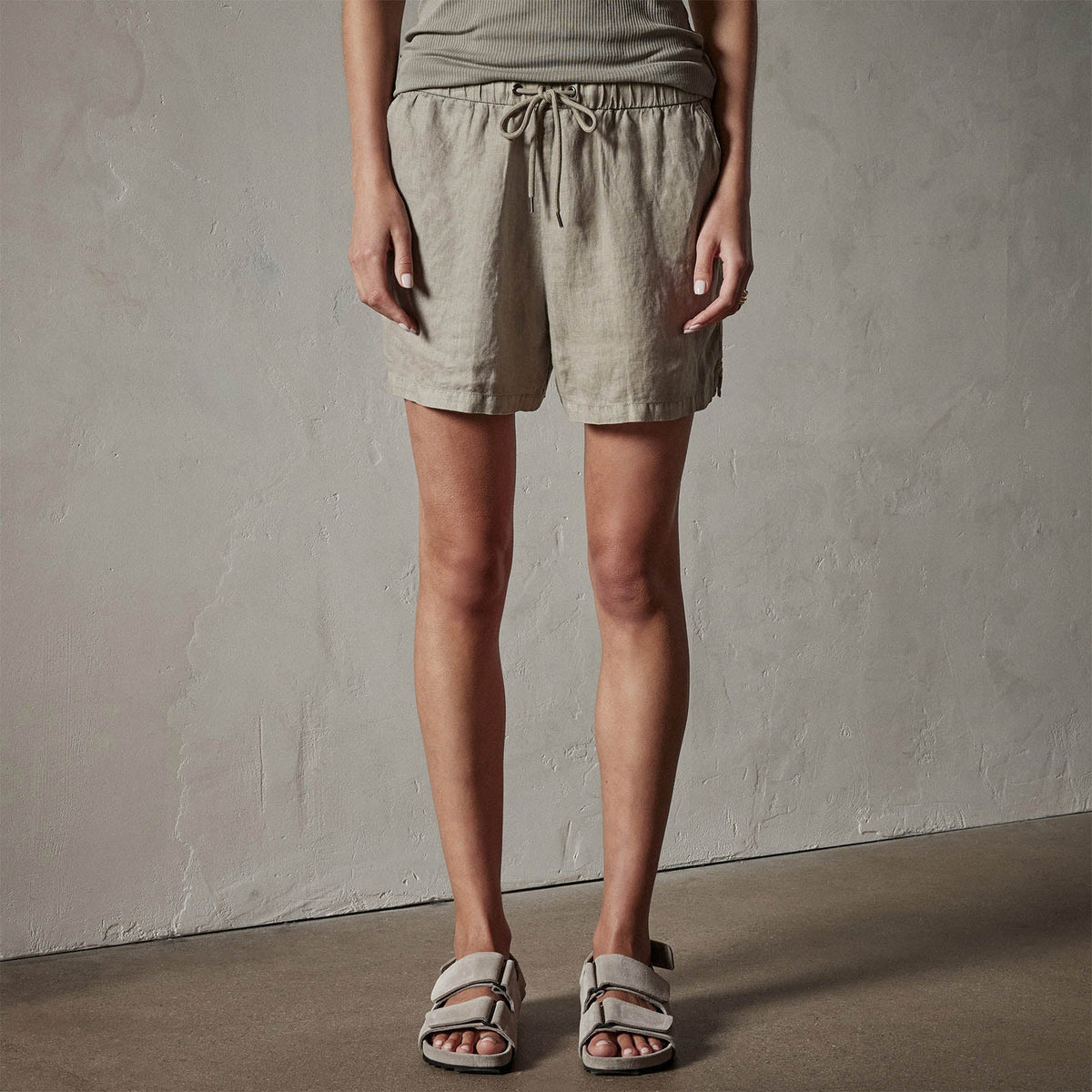 Lightweight Linen Short in Silt Pigment | James Perse Los Angeles