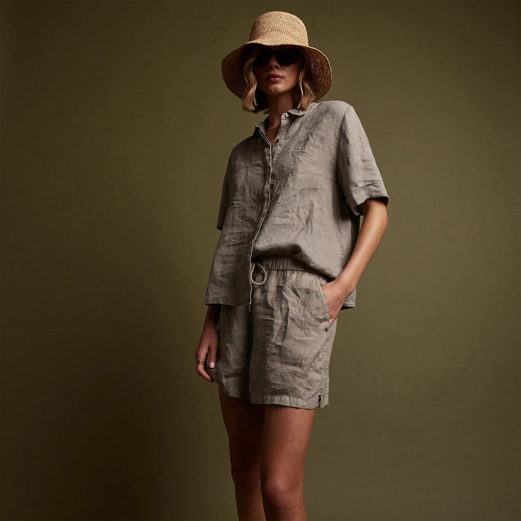 Lightweight Linen Short in Silt Pigment | James Perse Los Angeles