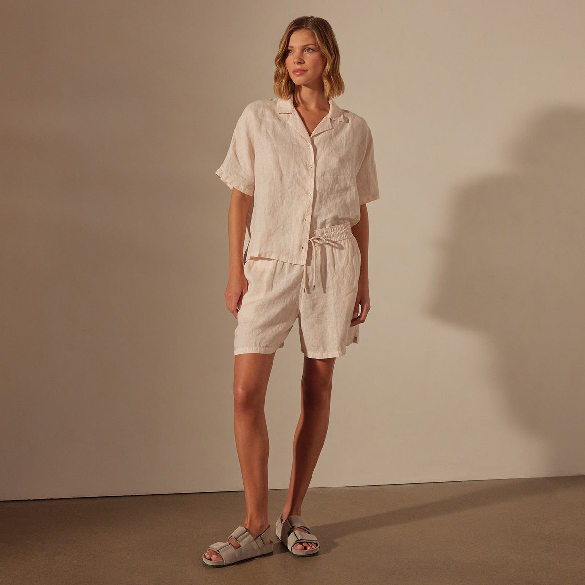 Relaxed Fit Linen Short in Zephyr Pigment | James Perse Los Angeles