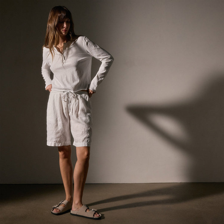 Pleated Linen Bermuda Short in White | James Perse Los Angeles