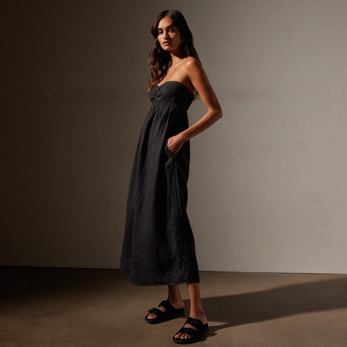 Linen Gathered Tube Dress in Black | James Perse Los Angeles