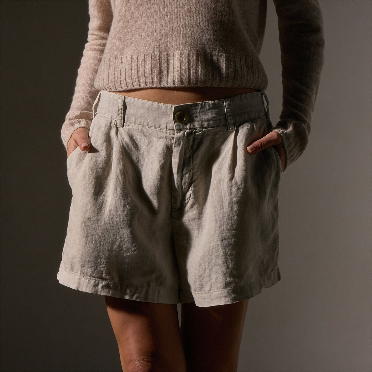 Linen Pleated Short in Salt Pigment | James Perse Los Angeles