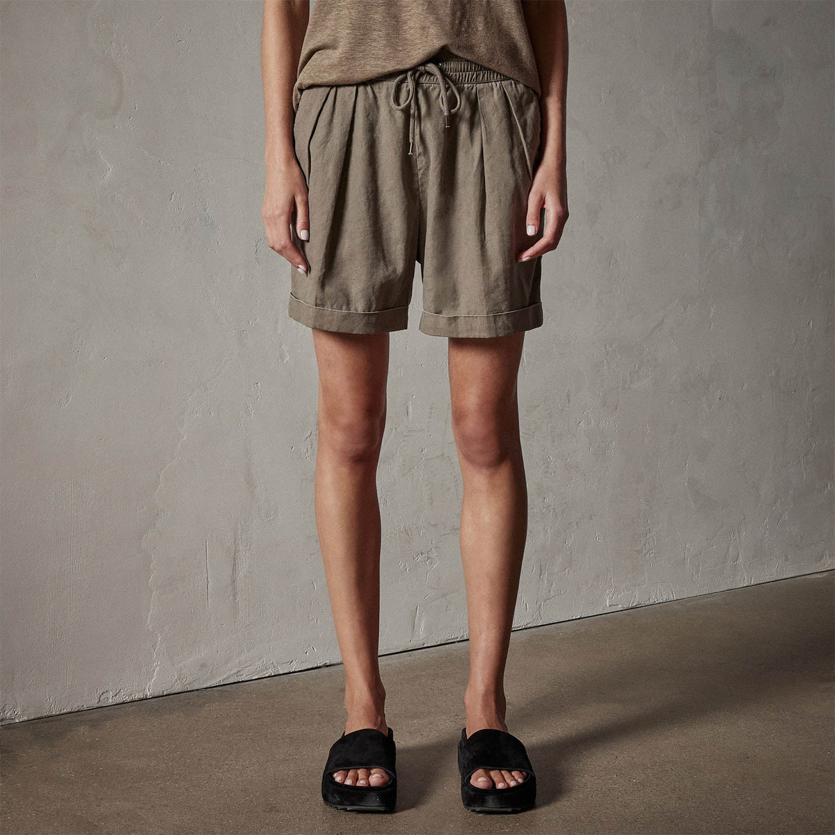 Canyon Linen Blend Short in Ammo Pigment | James Perse Los Angeles