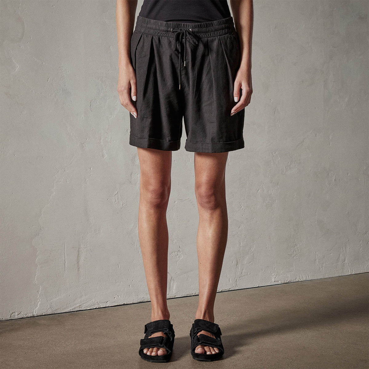 Canyon Linen Blend Short in Black | James Perse Los Angeles