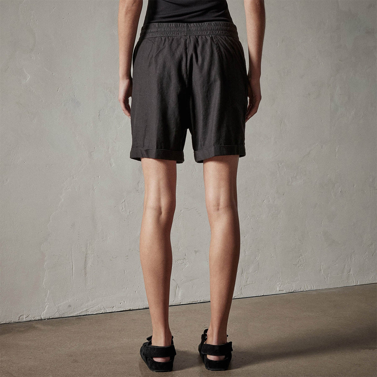 Canyon Linen Blend Short in Black | James Perse Los Angeles