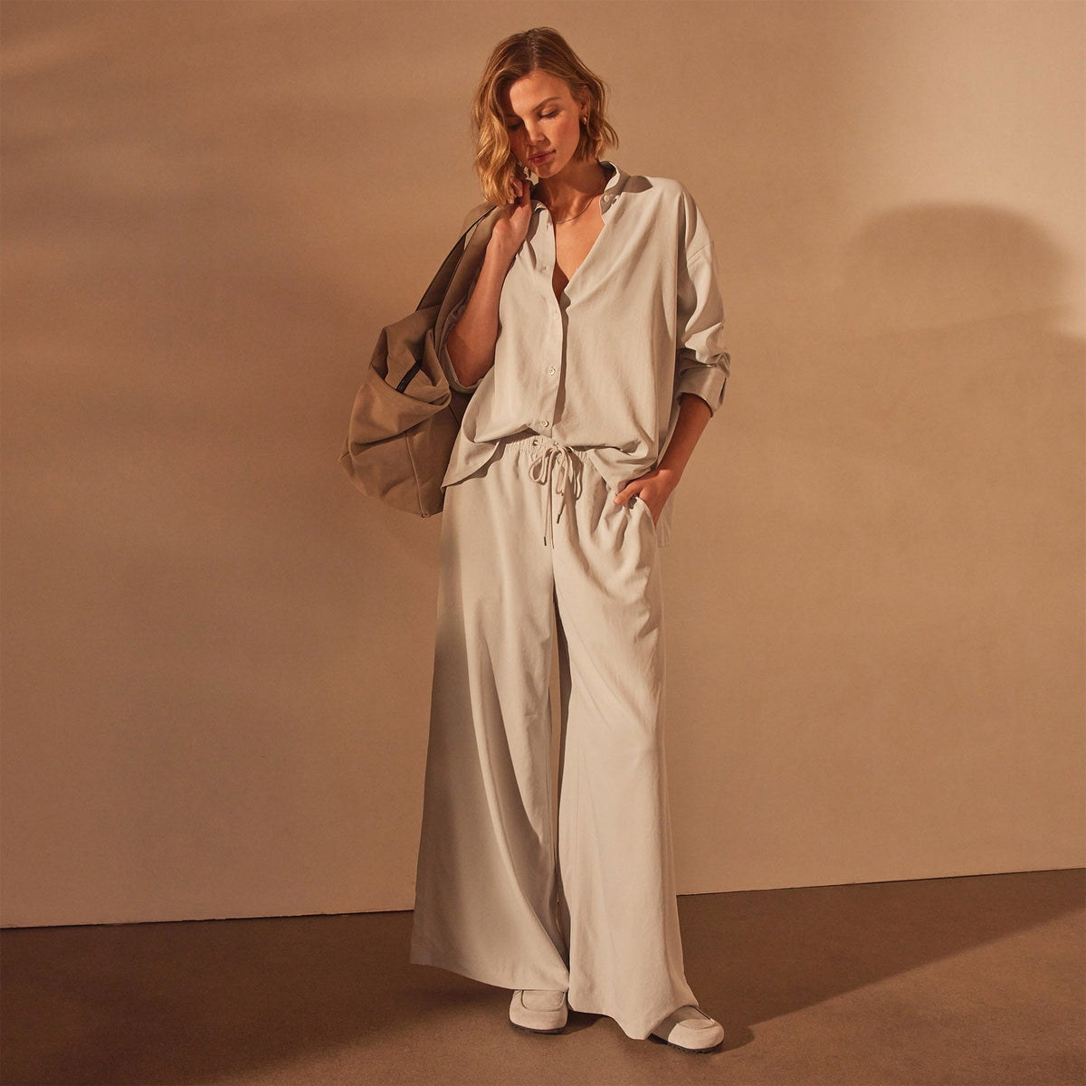 Oversized Matte Poly Wde Leg Pant in Salt | James Perse Los Angeles