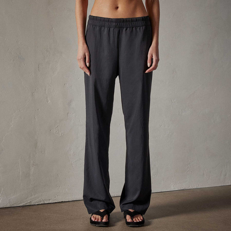 Fluid Lightweight Trouser in Carbon | James Perse Los Angeles 