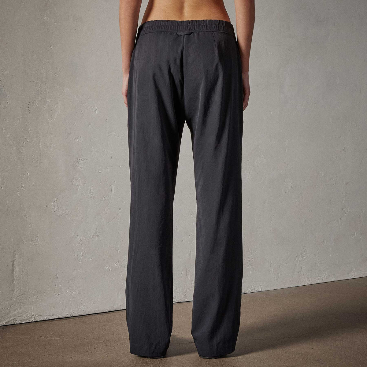 Fluid Lightweight Trouser in Carbon | James Perse Los Angeles 