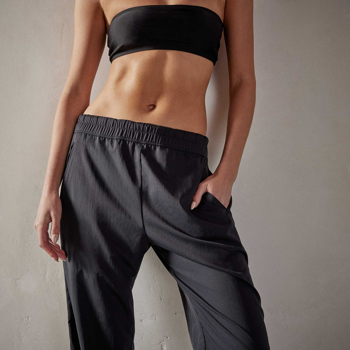 Fluid Lightweight Trouser in Carbon | James Perse Los Angeles 