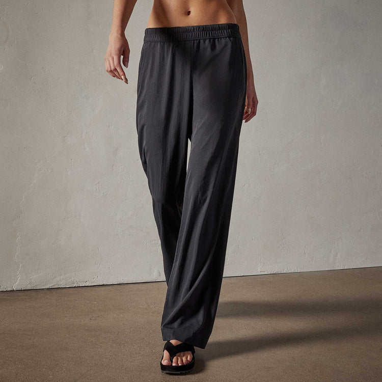 Fluid Lightweight Trouser in Carbon | James Perse Los Angeles 