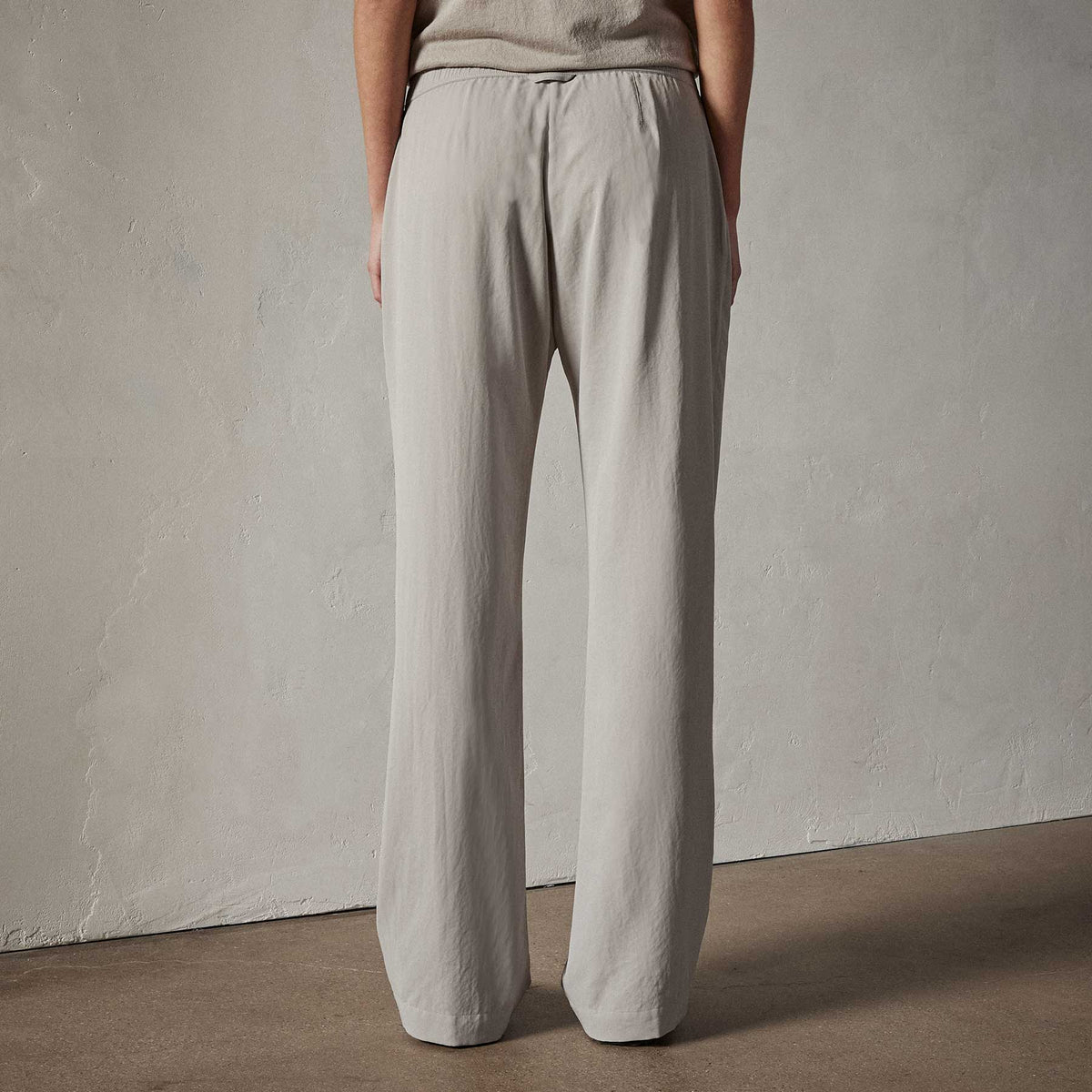 Fluid Lightweight Trouser in Mineral | James Perse Los Angeles 