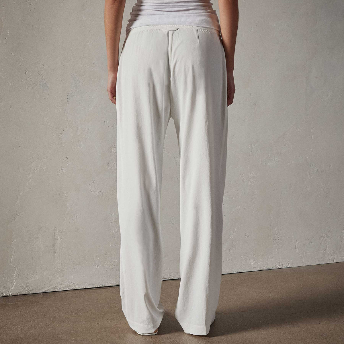 Fluid Lightweight Trouser in White | James Perse Los Angeles 