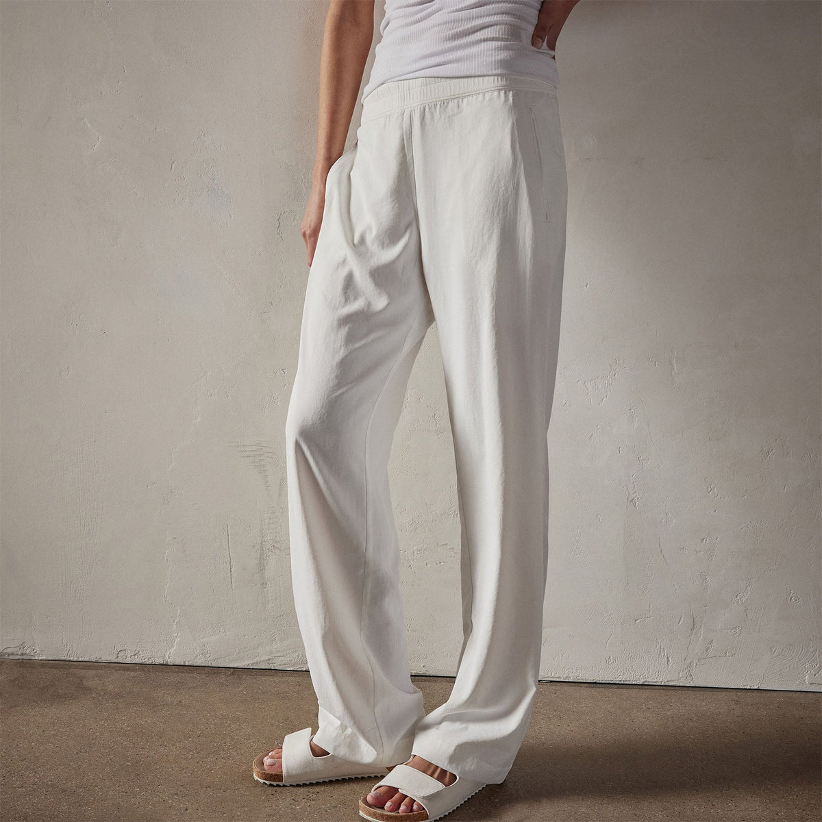 Fluid Lightweight Trouser in White | James Perse Los Angeles 