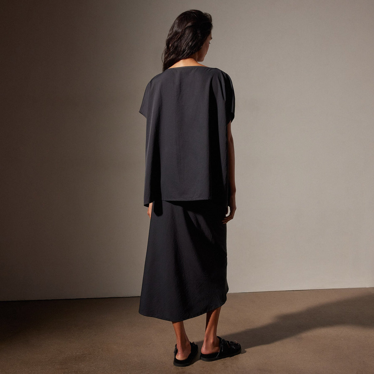 Lightweight Matte Poly Shell Top in Black | James Perse Los Angeles