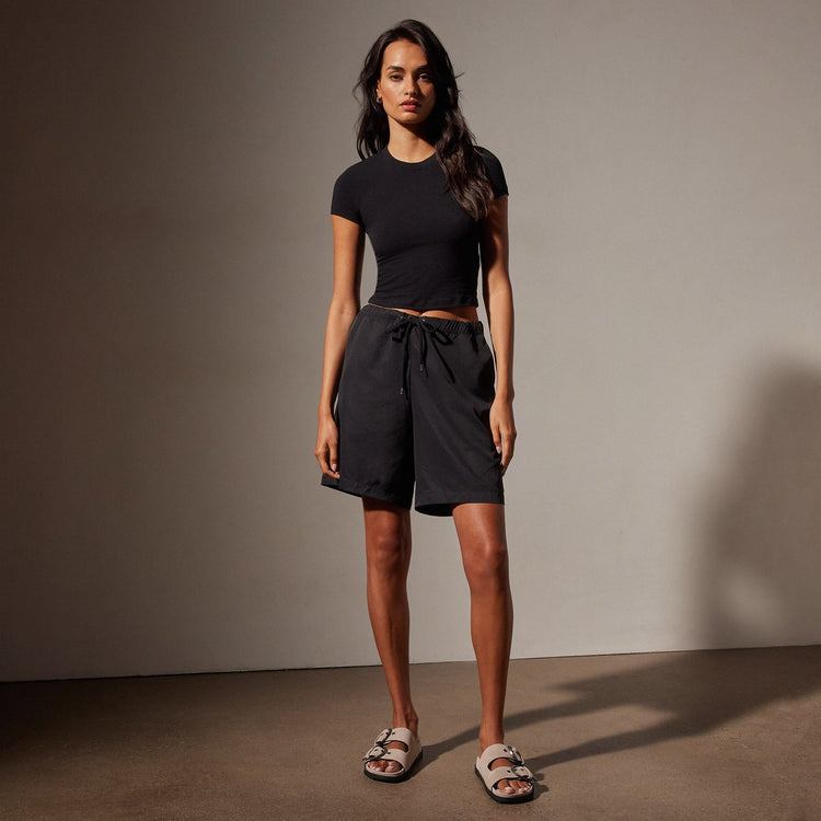 Lightweight Matte Sateen Short in Black | James Perse in Los Angeles