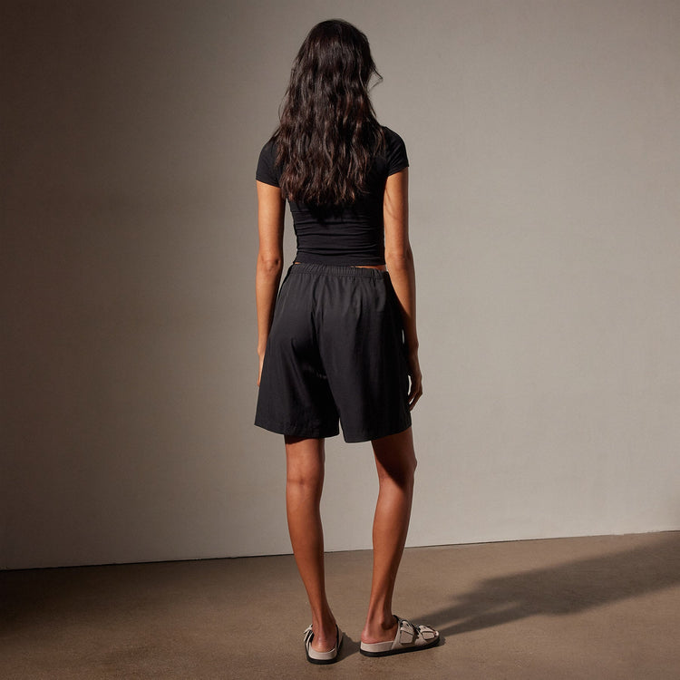 Lightweight Matte Sateen Short in Black | James Perse in Los Angeles